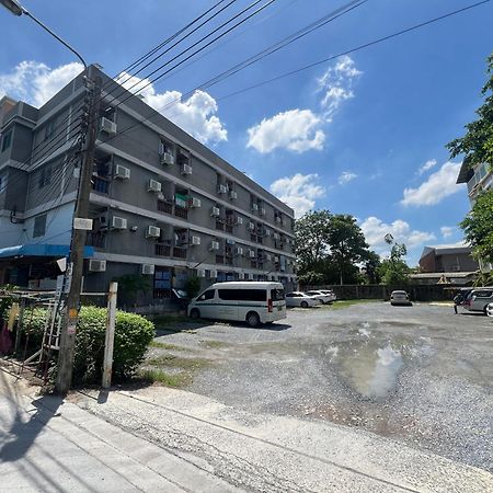Ze Residence Ram Intra Bangkok Exteriör bild