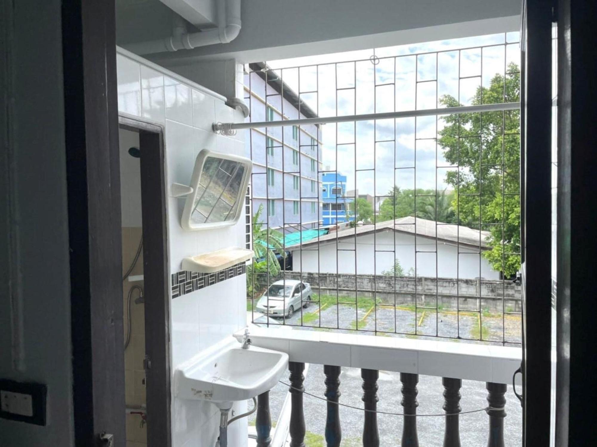 Ze Residence Ram Intra Bangkok Exteriör bild